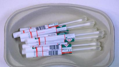 Bild: Robert Michael/dpa
Corona-Labore kommen teilweise mit dem Auswerten der Tests nicht mehr hinterher.