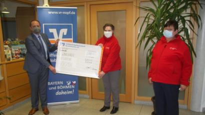 Bild: wro
Den symbolischen Spendenscheck übernahmen Rita Brandl und Elke Ulrich vom Fuchsmühler BRK (von rechts). Dazu eingeladen hatte der Filialleiter am Standort Fuchsmühl, Michael Preisinger (links), am vergangenen Freitag.