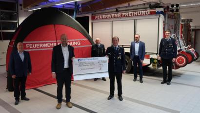 Bild: rab
Bei der Spendenübergabe wird das Schnelleinsatzzelt vorgestellt (von links): Vorstandsvorsitzender Frank-E. Kirchhof und Geschäftsstellenleiter Michael Liedl von der Raiffeisenbank Auerbach Freihung, Vereinsvorsitzender Günther Ernst, Kommandant Andreas Luber, Bürgermeister Uwe König und Zweiter Kommandant Johannes Amann.