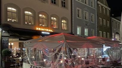 Bild: Michael Belmer
Das Café Zentral hat - wie viele andere Gastronomien - seinen Außenbereich auf dem Amberger Marktplatz neu gestaltet, um auch im Corona-Winter Gäste bewirten zu können. Doch das nützt nichts. Der Lockdown kommt im November.