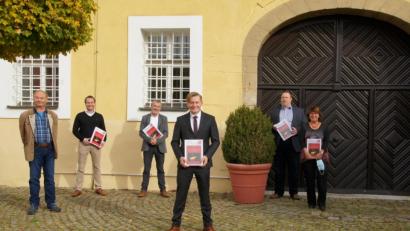 Bild: e
Bei der Buchvorstellung im Schloss Theuern zeigt Museumsleiter Martin Schreiner sein neuestes Werk.