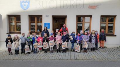 Bild: dü
Die Kinder der 2. Klasse, hier mit Klassenlehrerin Ulrike Hampel-Sperlich und Büchereimitarbeiterin Christa Kastner, vor der Bücherei in Kastl.