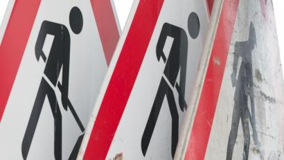 Symbolbild: Sebastian Kahnert/dpa
Bauarbeiten an der Kreisstraße AS 42 führen in der Woche vom 9. bis 13. November zu Sperrungen und Umleitungen in Auerbach.