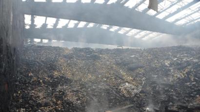 Bild: dob
Was auf dem Bild aussieht wie kleine Stückchen Kohle waren einmal Kartoffeln, die zu Chips hätten verarbeitet werden sollen. Beim Brand in der Eslarner „Chipsihalle“ ist ein Schaden von rund einer Millionen Euro entstanden.