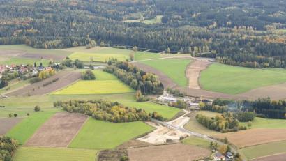 Bild: mür
Der Bau der zweiten Brücke für die Ortsumgehung Plößberg bei der Kläranlage ist weit fortgeschritten und soll bei guter Witterung noch heuer fertig werden.