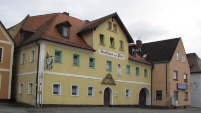 Bild: sei
Mindestens drei Angebote für eine Machbarkeitsstudie für die Verwendung des Gebäudes des "Gasthauses zur Post" werden eingeholt. Markt Mantel will trotz Corona keine Zeit verlieren.