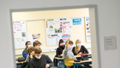 Bild: Daniel Bockwoldt/dpa
Die hohen Inzidenzwerte scheinen den 3-Stufen-Plan an Schulen zu überholen: Nun sollen die Gesundheitsämter die Lage jeweils vor Ort beurteilen.