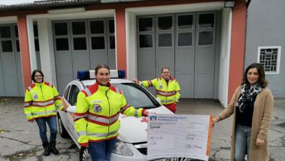Bild: gz
Die Geschäftsführerin Diana Janda (rechts) vom ambulanten Pflegedienst "Dahoam" in Schönsee spendet der HvO-Eslarn 2000 Euro.