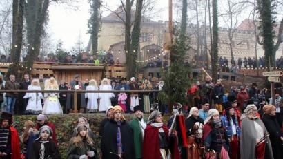 Archivbild: td
Als Corona noch kein Thema war: Glanzvolle Eröffnung historischen Weihnachtsmarkts auf Schloss Guteneck durch den Veranstalter Burkhard Graf Beissel von Gymnich (Mitte des Bildes) im Jahr 2018.