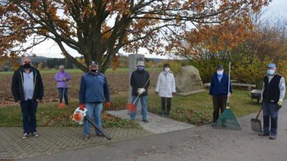 Bild: jr
Ein sechsköpfiges Team um Organisator Leopold Graßold (rechts) war am Mittwoch an der Kreuzweganlage unterwegs, um Pflegearbeiten durchzuführen. Pfarrseelsorger Pater Benedikt Leitmayr (links) dankte den Ehrenamtlichen im Namen der Pfarrei.