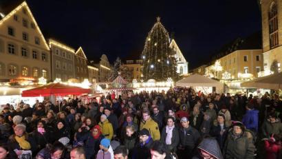 Archivbild: Wolfgang Steinbacher
Menschen drängen sich auf dem Amberger Weihnachtsmarkt: Ein Bild, das es im Corona-Winter 2020 definitiv so nicht geben wird. Auf Christbäume müssen die Amberger aber trotzdem nicht verzichten: Den Marktplatz wird im Advent eine Blaufichte zieren, den Malteserplatz eine Nordmanntanne.