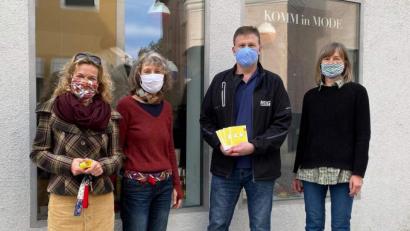 Bild: u
1000 Euro spendet die Kommode an die Selbsthilfegruppe Krebskranker Kinder Amberg-Sulzbach. Von links Gerda Krusche, Gabi Bauer, Marco Kind, der stellvertretende Vorsitzende der Selbsthilfegruppe, und Ursula Schneider.