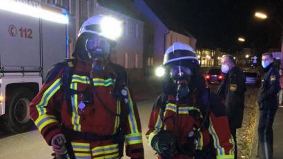 Bild: mde
Mit Wärmebildkamera und Mehrgasmessgerät kontrollierte ein Trupp der Feuerwehr Kemnath unter schwerem Atemschutz das Gebäude.