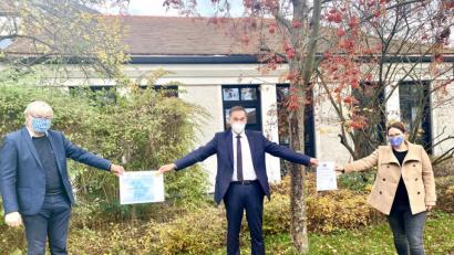 Bild: Landratsamt Wunsiedel/exb
Von links nach rechts: Bildungsbeauftragter Horst Geißel, Landrat Peter Berek, sowie Julia Wenisch aus dem Bildungsbüro des Landkreises.