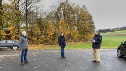 Bild: Eichl
Der stellvertretende Bürgermeister Karl Völkl (rechts) bespricht mit Baudirektor Gerhard Kederer (links) und MdL Stephan Oetzinger Lösungen für einen Radweg zwischen Letzau und Theisseil.