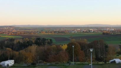 Bild: lnz
Wenn die Herbstsonne an einem wolkenlosen Tag untergeht, ist der Ausblick von Großbüchlberg aus besonders reizvoll. Hinten rechts zu sehen ist Mitterteich, hinten links Leonberg. Vorne im Bild einige Stellplätze des derzeit verlassenen Campingplatzes.