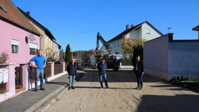 Bild: sne
Günter Rauh, , der Wassermeister der Stadtwerke, Bautechniker Oliver Fehr, Stadtbaumeister Hans Rettinger und Bürgermeister Edgar Knobloch (von links) begutachten die Baustelle im Kollermühlweg. Dort werden Straßenoberfläche und Frostschutz erneuert.