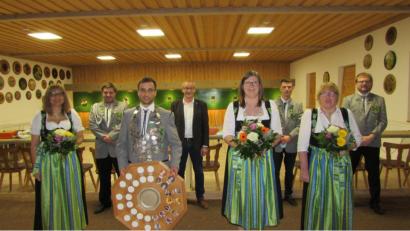 Bild: exb
Die frisch gekürten Gewinner in den einzelnen Wertungen und ihre Gratulanten (vordere Reihe von links): 1. Zofe Heidi Malotta, Schützenkönig Manfred Hiermann, Schützenliesl Michaela Krämer, 2. Zofe Elke Buchholz sowie (hintere Reihe, von links): 1. Ritter Daniel Malotta, Bürgermeister Erwin Geitner, 2. Ritter Samuel Fritz und Schützenmeister Thomas Graf.