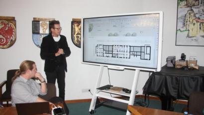 Bild: wro
Die finalen Pläne für die Sanierung und Neugestaltung des künftigen Kulturbahnhofs erläuterte der Weidener Architekt Uwe Reil (stehend). Mit im Bild Marktrat und Dritter Bürgermeister André Putzlocher (CSU).