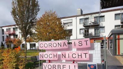 Bild: Hösamer
Schon seit langem weist diese Aufschrift am Eingang des Schwandorfer Elisabethenheims auf etwas Naheliegendes hin: Dass eine Entwarnung noch nicht angebracht war, auch wenn es im Sommer den Anschein hatte, die Pandemie sei stark eingedämmt. Zwischenzeitlich sind drei Heime im Landkreis Schwandorf mit Corona-Infektionen belastet.