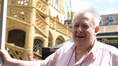 Bild: brü
So kannte man den "Forster Sepp" - freudestrahlend, hier bei den Aufbauarbeiten zum Amberger Altstadtfest.