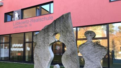 Bild: Gabi Schönberger
Die Lobkowitz-Realschule in Neustadt feiert 70. Geburtstag. Aus diesem Anlass gibt es statt eines Festakts ein Alternativprogramm.