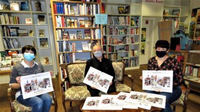 Bild: ubb
Die Buchhändlerinnen Tanja Karl und Stefanie Teicher (li. und re.) freuen sich, dass sie wieder den neuen Kunstkalender 2021 von Aquarellmaler Rudolf Jäger (Mitte) gemeinsam mit dem Künstler vorstellen können.