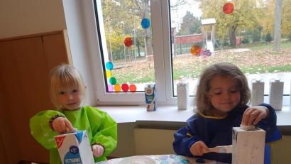 Bild: ads
Mit großem Eifer sind die Kinder in den Krippen und Kindergärten von Stadt und Land gerade dabei, ihre Martinslaternen zu basteln. In der Kindertagesstätte St. Vitus in Schnaittenbach zum Beispiel aus leeren Milchtüten – passend zum Jahresthema "Klimahelden vom Forst".