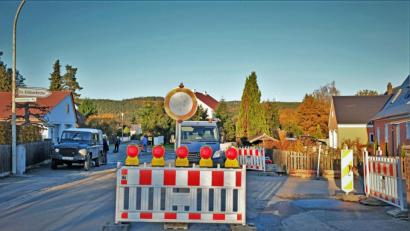 Bild: twi
Die Paul-Schiedt-Straße in Wernberg-Köblitz bleibt vorerst bis zur Einmündung Brandenburger Weg für die Anlieger befahrbar, die Bahnunterführung ist gesperrt.