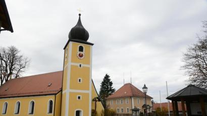 Bild: bey
Die Antennen auf dem Pfarrhaus (rechts) sollen durch eine neue Technik ersetzt werden. Damit könnte eine Beeinträchtigung der Sicht auf die Kirche verbunden sein. Der Gemeinderat gab der ausreichenden Mobilfunkversorgung Georgenbergs den Vorrang.
