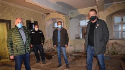 Bild: szl
Projektleiter Edgar Zwerenz, „Ackerbürger“-Vereinsvorsitzender Christian Schedl, sein Stellvertreter Wolfgang Giehl und Chef-Heimatunternehmer Alfred Wolf (von links) freuen sich über den Baubeginn im Ackerbürgerhaus.