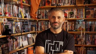 Bild: Christopher Dotzler
Einen Teil seiner gigantischen DVD-Sammlung bewahrt der 49-jährige Taner Rösl im Schlafzimmer auf.