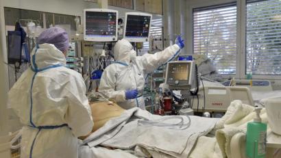 Symbolbild: Dalibor Glück/CTK/dpa
Auf Intensivstationen sind extrem umfangreiche medizinische Geräte wie Infusionstechnik, Beatmungs- und Monitoringeinheiten verbaut und ermöglichen die bestmögliche Behandlung für Corona-Patienten. Doch die wertvollen Kapazitäten sind knapp und können in einer Pandemie-Notlage schnell an ihre Grenzen kommen.