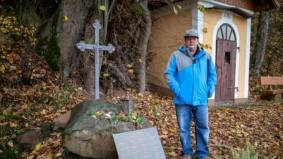 Bild: Daniel Karmann
Ein Gedenkstein erinnert in Vilseck an die Opfer von Kaprun. Den Ski-Club gibt es noch, samt neuem Vereinsheim. Als Vorsitzender will Markus Hiltel das Vereinsleben wach halten.