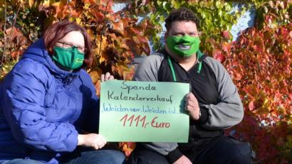 Bild: exb
Sebastian Weiß (rechts) übergab zusammen mit Yvonne Hägler (links) 1111 Euro an das Tierheim.