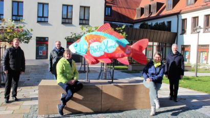 Bild: stg
Gestaltet wurde der Phantastische Karpfen von Susanne Vonhoff (links sitzend) und Waltraud Müller (rechts sitzend): Es freuten sich auch (von links) Pfarrer Thomas Kraus, Bürgermeister Roman Schäffler sowie Pfarrer Dirk Grafe.