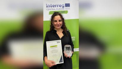 Bild: Laura Radulescu
Die Amberger Künstlerin Marion Mack hat mit ihrem Werk "Heimat/Frozen in Time" den Ersten Preis im Kreativ-Wettbewerb des EU-geförderten Projekts "StimulART" gewonnen.