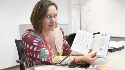 Bild: Gabi Schönberger
Alina Bär zeigt Erinnerungsstücke an ihre verstorbene Tochter.