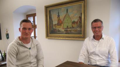 Bild: fg
Jugendbeauftragter Andreas Losch (links) erörtert mit Bürgermeister Hermann Falk seine Ideen.