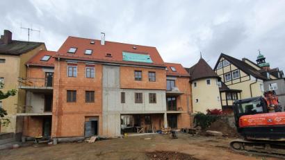 Bild: Josef Wieder
Vom Unteren Tor (rechts) bis weit in die Gasse Hinterm Wall ziehen sich die Anwesen der Familie Heigl. Unmittelbar am einzigen noch erhaltenen Schalenturm der Zwingermauer, der Wallenstein-, Prinz-von-Bayern- und Weizäcker-Suite ergänzt, ist das "Badhornhaus" angebaut. Er wird der Familie Heigl drei Wohnungen, wobei eine Luzia Gründel mietet, sowie drei "Longstay Appartements" für das Klassik-Hotel am Tor bieten.