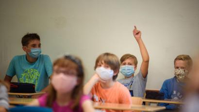 Archivbild: Gregor Fischer/dpa
Schluss mit der Sonderregelung: Wenn am Montag die Herbstferien enden, müssen auch Grundschüler im Unterricht Maske tragen.
