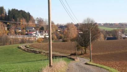 Bild: fpoz
Eher ein Weg als eine Straße: Für den Ausbau der Ortsverbindung zwischen Masch und Walbenreuth gibt es bis zu 85 Prozent Förderung. Daran sind aber Bedingungen geknüpft.