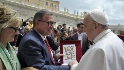 Bild: exb
Rainer Schmitt und Cornelia Maurer hatten für Papst Franziskus Präsente mitgebracht.