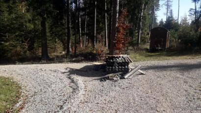 Bild: exb
Ein unbekannter Täter hat im Hirschwald asbesthaltige Wellfaserzementplatten, lichtdurchsichtige Wellplatten, eine zehn Meter lange Dachrinne und Reste neuer Grobspanplatten entsorgt.