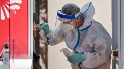 Bild: Patrick Pleul/dpa
Neuer Flughafen, altes Prinzip: Corona-Test am BER.