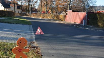 Bild: jr
Am Mittwochabend im Gemeinderat Pechbrunn regte eine Zuhörerin das Aufstellen einer Warnfigur nahe des Spielplatzes in der Gartenstraße an. Bereits am Donnerstagvormittag wurde der Wunsch in die Tat umgesetzt.