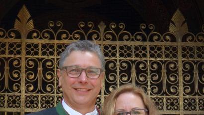 Bild: exb
Rudi Schmid und seine Frau Miriam verlassen nach viereinhalb Jahren das Schlosshotel Ernestgrün.