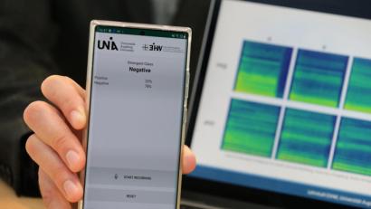 Bild: Karl-Josef Hildenbrand/dpa
Blick auf die Spracherkennungsapp für Corona-Infizierte.