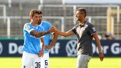 Bild: Ulrich Wagner
1860-Trainer Michael Köllner (rechts) klatscht mit seinen Spielern
