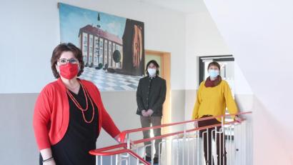 Bild: Gabi Schönberger
Die Führungsetage der Lobkowitz-Realschule Neustadt macht's vor: Die Maske ist ab Montag in den Schulen wieder Pflicht. Von links: Chefin Irene Sebald sowie ihre Stellvertreter Ramon Gomez-Islinger und Martina Fels.